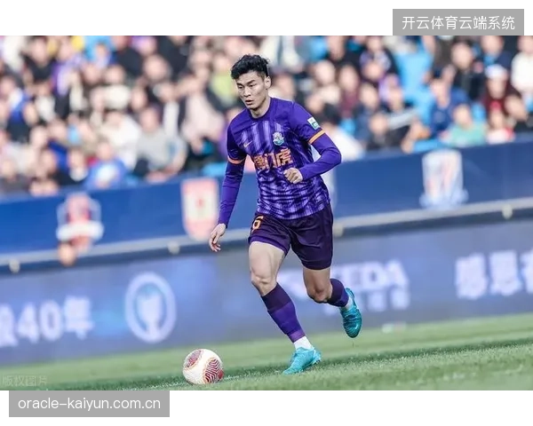 浙江队需重点化解蓉城肋部压迫，其边后卫能否有效出球成胜负关键